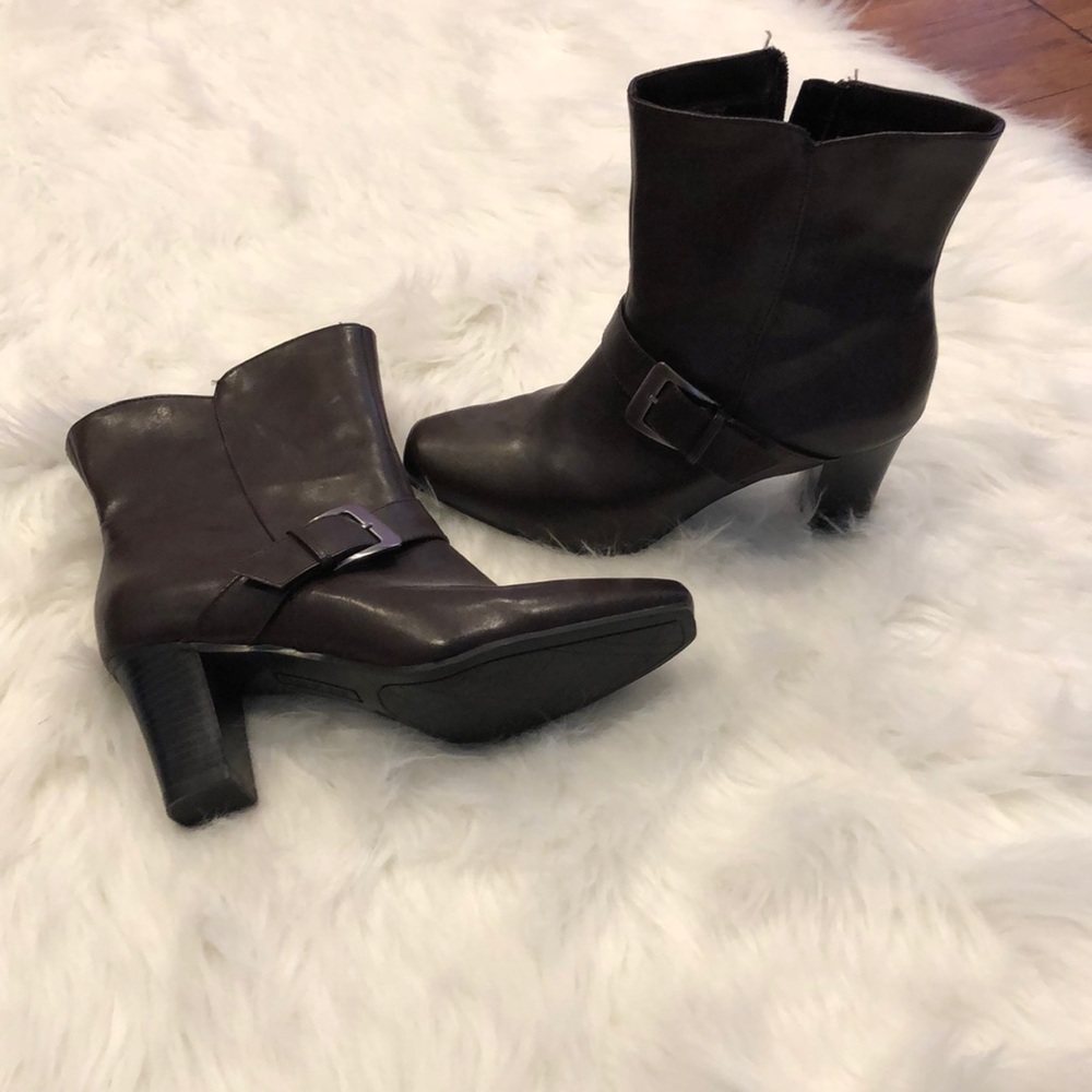 Boots with heel and buckle